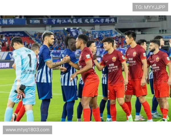 上海海港主场鏖战武汉三镇巅峰对决引爆中超争冠激情时刻 上海海港主场鏖战武汉三镇巅峰对决引爆中超争冠激情时刻