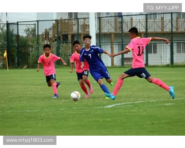 绿茵争锋激情碰撞展现团队荣耀与永不言弃的足球精神